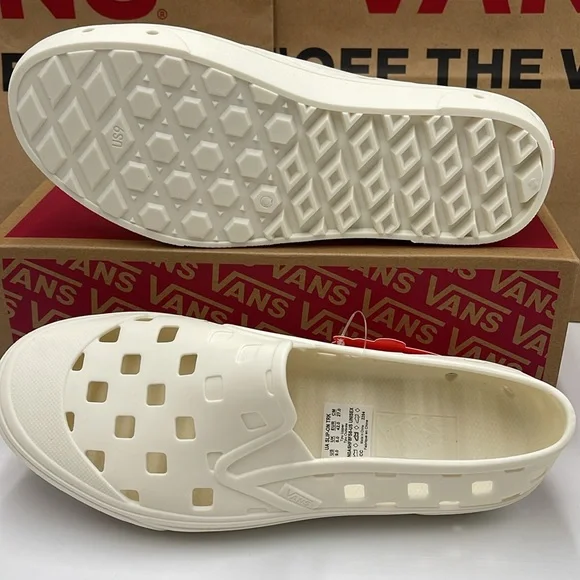 Vans Men’s Slip-On Trk Marshmallow
VN0A5HF8FS8
Sneakers - Picture 3 of 16